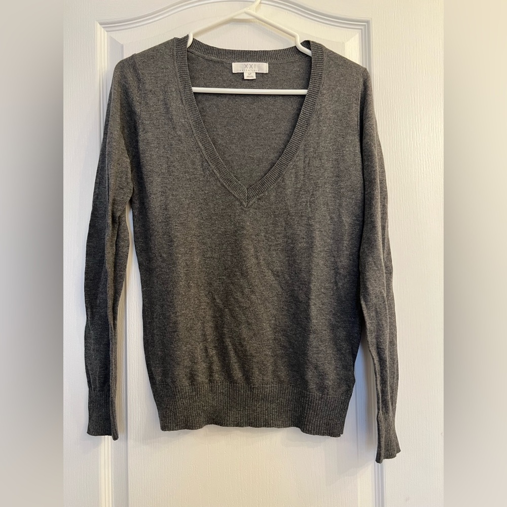 FOREVER 21 • Grey Sweater Size S